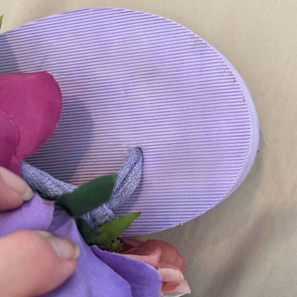 Make a statement with these adorable flower adorned wedge sz6 flip flops EUC - Picture 12 of 14